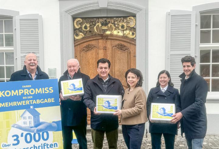 Das Initiativkomitee Rolf Blatter, Hans-Jürgen Ringgenberg, Christoph Buser, Christine Frey und Marc Scherrer (von links) überreichen der Ersten Landschreiberin Elisabeth Heer Dietrich (in der Bildmitte) vor dem Regierungsgebäude in Liestal die Unterschriftenbögen. Bild tim.