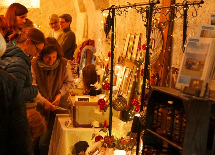 Beliebter Koffermarkt im Gewölbekeller der «Villa27». Bild Carolina Mazacek