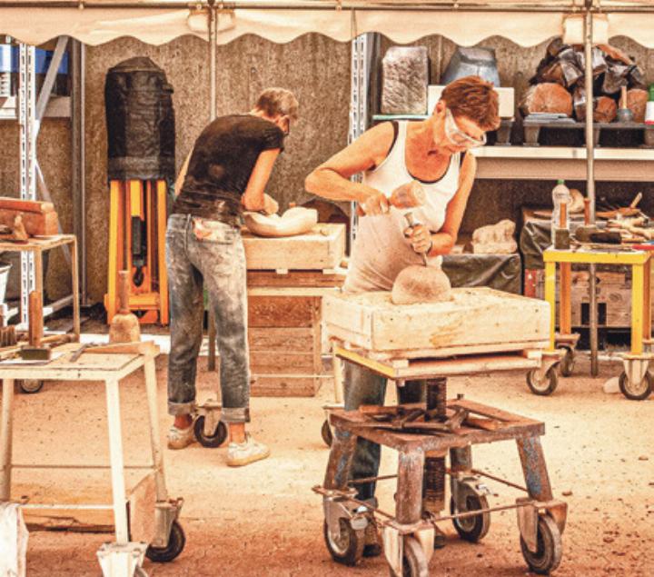 Der Profi bietet im Sommer Steinbildhauer-Kurse an. Bild zvg