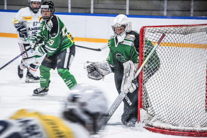 «Es war ein schwieriges Spiel für das ganze Team – und ein strenger Abend für mich»: ZS-Torhüterin Selina Steiner muss gegen Ambrì-Piotta zahlreiche Schüsse abwehren. Bilder Timo Wüthrich