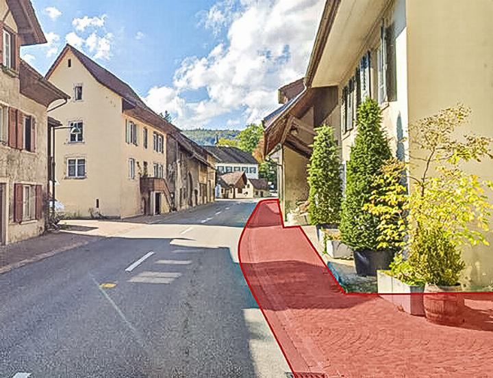 Die Hauptstrasse in Ziefen soll ab dem Jahr 2031 umfassend saniert werden. Sie soll punktuell verbreitert und mit einem durchgängigen einseitigen Trottoir versehen werden.
Visualisierung zvg
