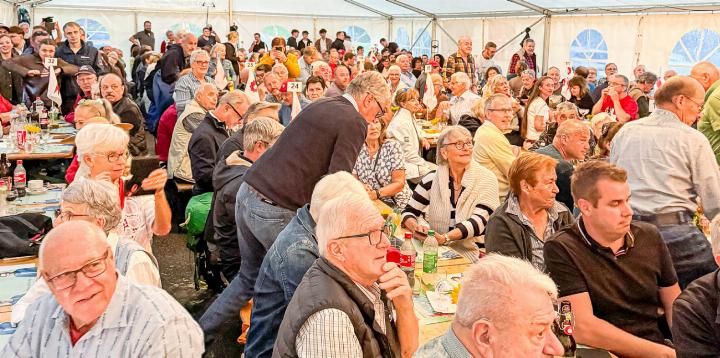 Rund 500 Personen besuchten das Jubiläumsfest der SVP Baselland – die meisten von ihnen fanden Platz im Festzelt, das vor dem Restaurant Oberbölchen aufgestellt worden war. Bild zvg