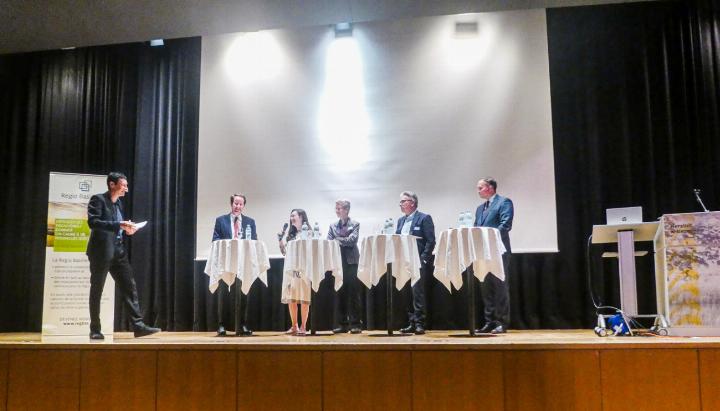 Auf dem Podium (von links): Tobias Bossard (Moderation), Thomas Aeschi, Sanija Ameti, Astrid Epiney, Stephan Mumenthaler und Simon Michel. Bild Paul Aenishänslin