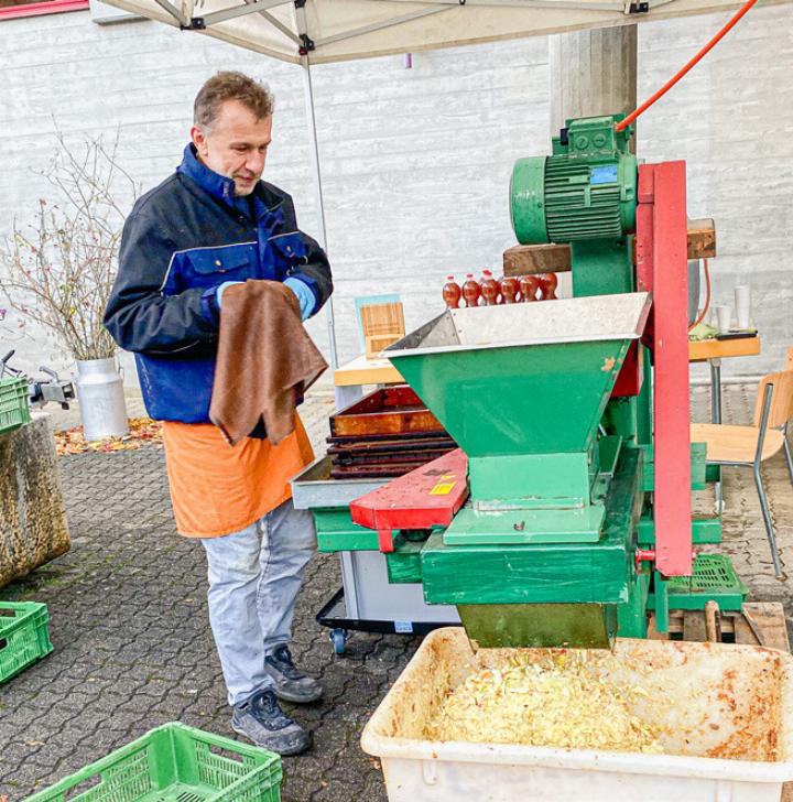 Am Obsttag in Buus wurden Produkte aus Obst zum Teil vor Ort hergestellt und verkauft.