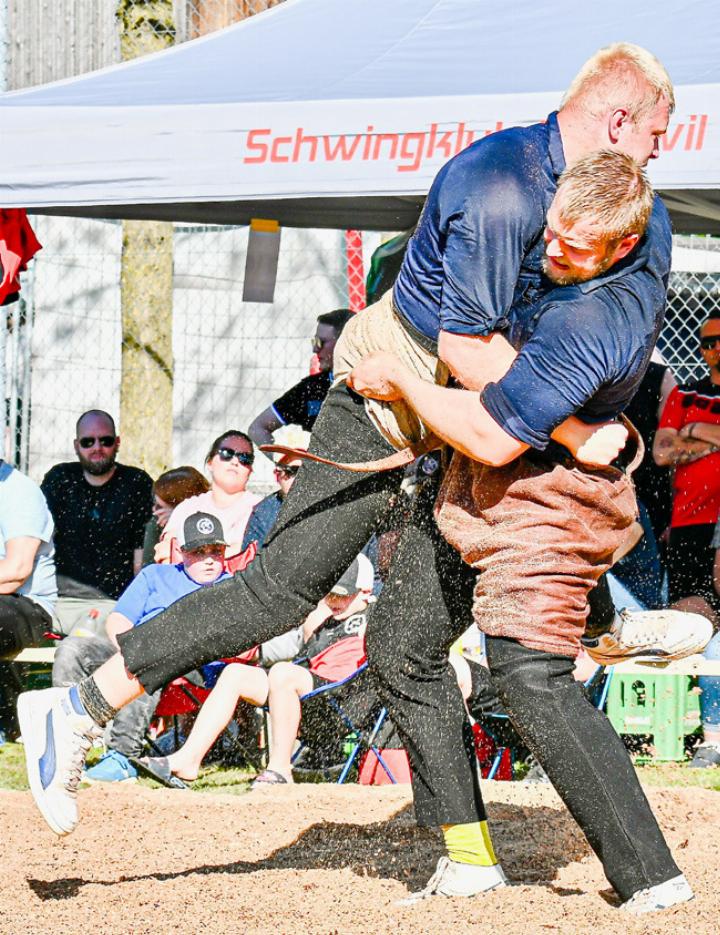 Im Schlussgang kommt es beim Oberdörfer Frühjahrsschwinget zum Bruderduell: Adrian (unten) gegen Jonas Odermatt Bild Team Schwarz