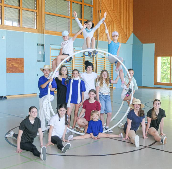 Sie lieben ihren Sport: Tegi Klar (im Rad links) mit einem Teil ihrer Trainingsgruppe. Bild Elmar Gächter