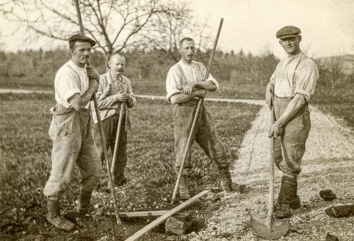 «Go Stei chlopfä»: Die Feldwege wurden von den Männern des Dorfs in den 1920er- oder 1930er-Jahren in Fronarbeit erneuert. Bild FotosammlungSeltisberg,Helene Salathe-Schäfer