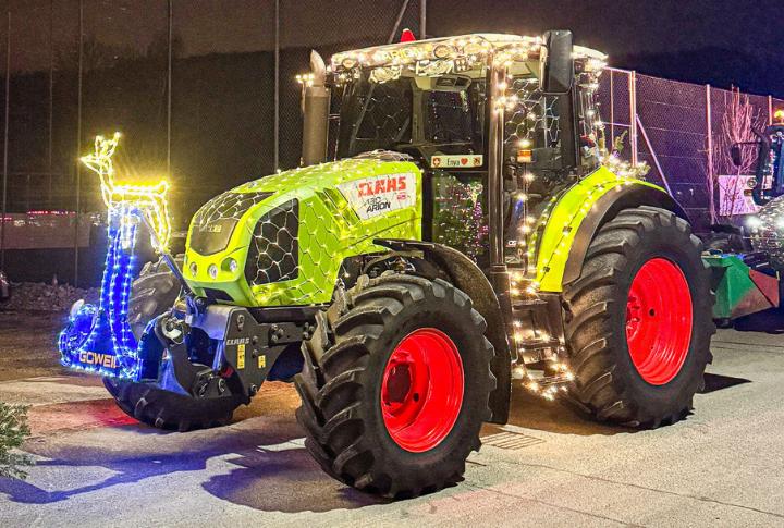 Parade mit geschmückten Traktoren, Bussen und Lastwagen
