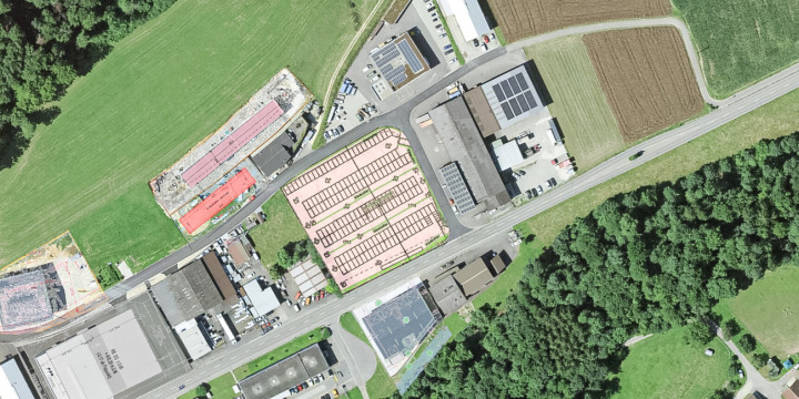 Auf dem Areal direkt neben der Firma Hess Holzbau in Ziefen will die Bachem ihre Handwerker vorübergehend parkieren lassen.Bild Geoview BL