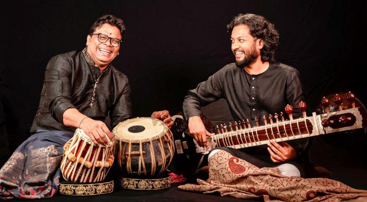 Tabla-Maestro Udai Mazumdar (links) und Sitar-Virtuose Rohan Dasgupta präsentieren «Raga Ecstasy» in der «Kulturscheune». Bild zvg
