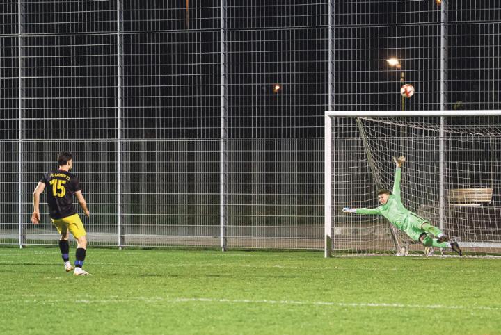 Der entscheidende Moment des Halbfi nals: Der letzte Lausner Penalty geht übers Tor. Damit endet die Cup-Kampagne des Viertligisten. Bild vs