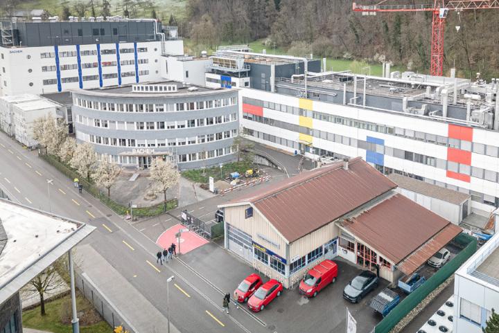 Bachem wächst weiter: Der Pharmazulieferer hat die an der Strasse liegende Garage Büchi erworben. Bild Peter Sennhauser
