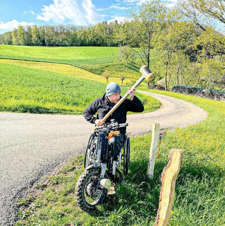 Mit dem geländegängigen Rollstuhl kann Markus Buser auch Zäune errichten. Bild zvg