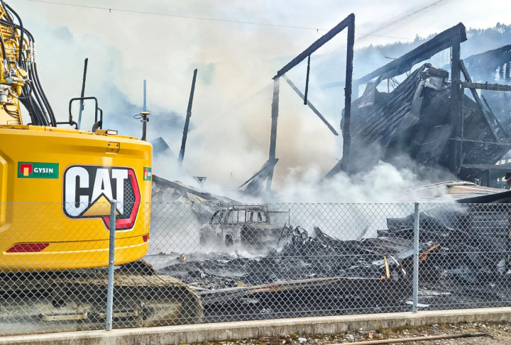 Das Feuer zerstörte nicht nur das Gebäude, sondern auch in unmittelbarer Nähe parkierte Firmenfahrzeuge.