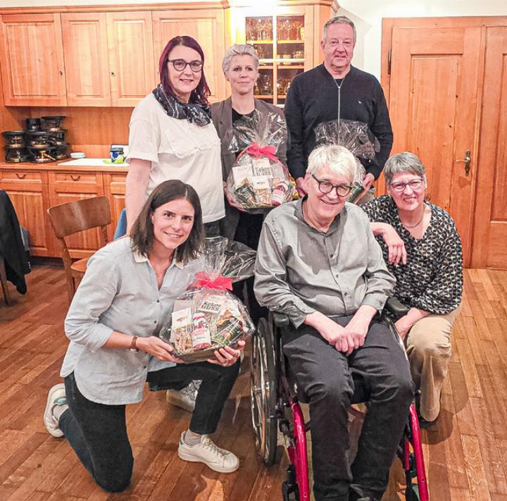 Die Fachpersonen des Podiums und die Organisatoren des Rotary Clubs im Saal des «Alpbads». Hinten: Franziska Steiner, Vera Gmür, Daniel Schaub. Vorne: Seraina Degen, Jürg Gohl, Simone Tacheron.
Bild Luana Güntert