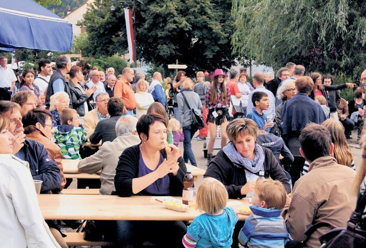 Das letzte Dorffest in Itingen fand im Jahr 2014 statt. Allein am ersten Abend seien mehr als 300 Essen über den Tresen gegangen, berichtete die «Volksstimme» damals. Dieser Erfolg soll wiederholt werden. Bilder Archiv vs