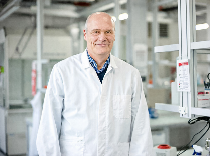 «Sie und ich werden das vollständige Verschwinden der PFAS-Belastung nicht mehr erleben»: Kantonschemiker Peter Brodmann (61) über unser Trinkwasser.
Bild David Thommen