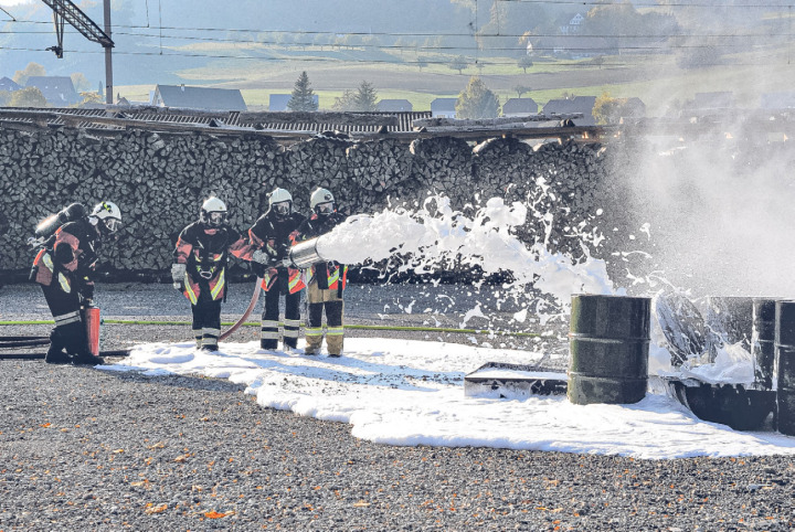 Schaumlösch-Demonstration an einer Übung der Feuerwehr Homburg. Bild Archiv vs