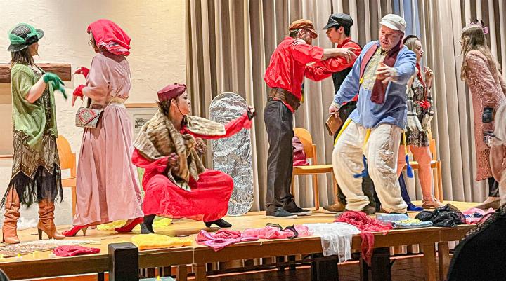 Der Konflikt um Sprache und Identität kann auch Familien spalten. Bei der Organisation des Theaters halfen die «Freiwilligen für Flüchtlinge Sissach» mit.
Bild zvg