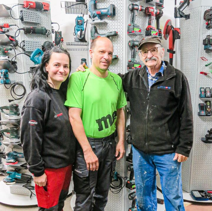 Mitarbeiterin Jasmin Hirschi, Geschäftsführer Patrick Fux und Gründer Hans-Peter Fux im Verkaufsladen mit den Elektrowerkzeugen. Bild svr.