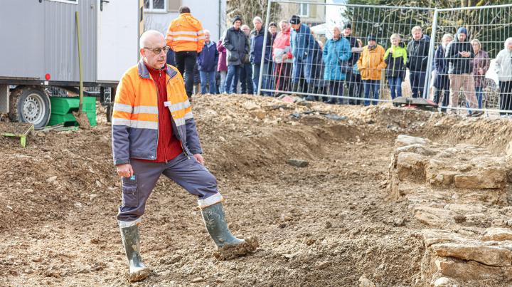 Jan von Wartburg, Ressortleiter Grabungen bei der Archäologie Baselland beschreibt dem Publikum die Freilegung des Mauerwerks des ehemaligen Adelssitzes.
Bild Barbara Saladin