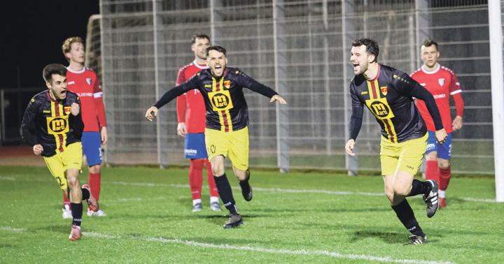 In Erinnerung bleiben sollte dem FC Lausen die Freude über eine gelungene Cup-Kampagne – inklusive des Jubels nach dem Tor von Julian Schmidt (rechts), das fast die Halbfi nalqualifikation bedeutet hätte.
Bild vs.