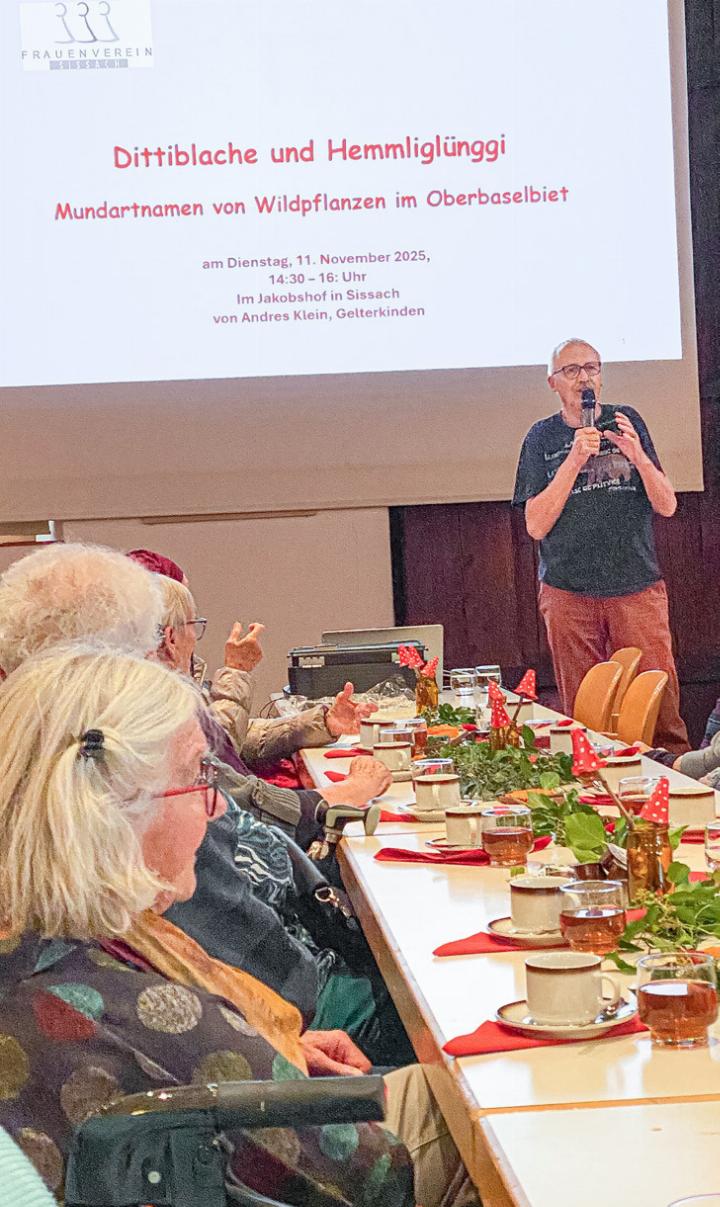 Der Biologe und Ökologe Andres Klein versteht es, sein Publikum mit Wissenschaft und Mundart zu fesseln.
Bild Jürg Gohl Der Biologe und Ökologe Andres Klein versteht es, sein Publikum mit Wissenschaft und Mundart zu fesseln.
Bild Jürg Gohl
