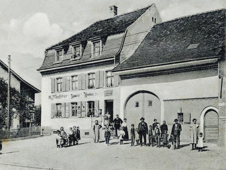 Die Aufnahme stammt aus der Zeit um 1905. Vor dem Gebäude war auch die Haltestelle «Böckten» der Sissach-Gelterkinden-Bahn, die bis zum Jahr 1915 verkehrte. Archiv Heinz Spinnler