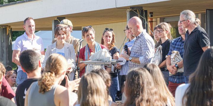 Verantwortliche, Lehrpersonen und Schüler der Klimaschule Gelterkinden an einem Anlass. Bild Archiv vs