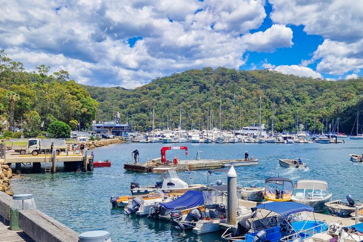 Elvina Bay mit den vielen Schiffen und extra Stegen nur für Dingis. Bilder Jo Krebs