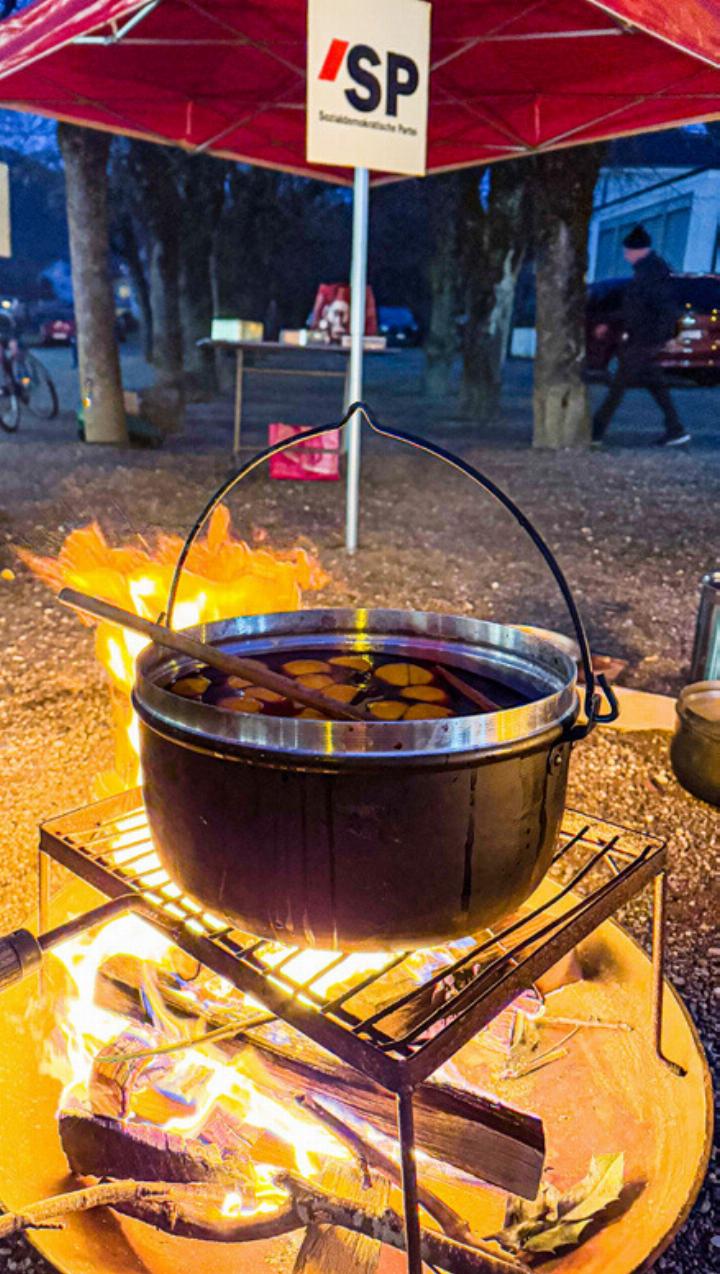 Über offenem Feuer wurde in einem Topf Glühwein erhitzt. Bild zvg