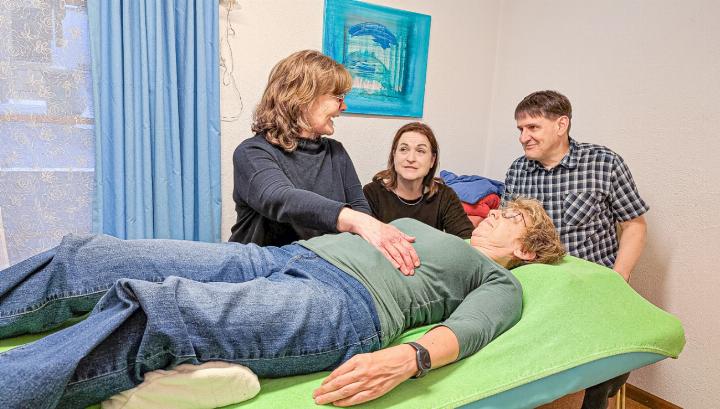 Claudia Franceschi, Eveline Plattner-Gürtler, Sara Lanz (auf der Liege) und Dario Rigo (von links). Bild zvg