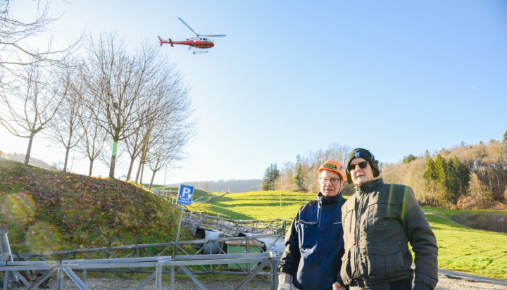 Der Schneemangel bedeutet das Aus des Skilifts Untere Wanne in Langenbruck. Beim Abbruch der Liftmasten mit dabei: Miteigentümer Peter Hammer und der langjährige Betriebsleiter Ernst Schneider. Bilder Archiv vs
