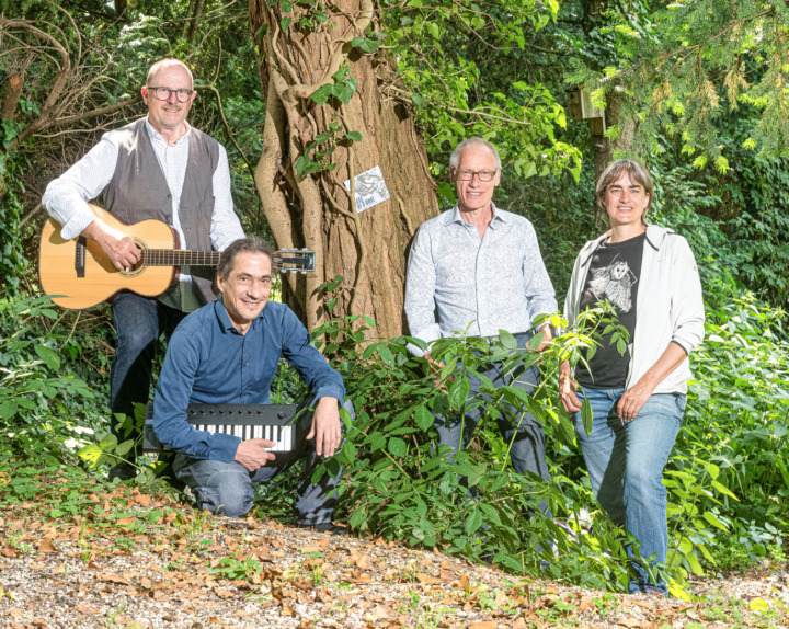 Max Mundwiler, Michael Studer, Daniel Buser und Barbara Saladin (von links) touren mit ihrem Programm «Sage uf d Ohre – Baselbieter Sagen underwägs» durch die Region. Bild zvg / Doris Flubacher
