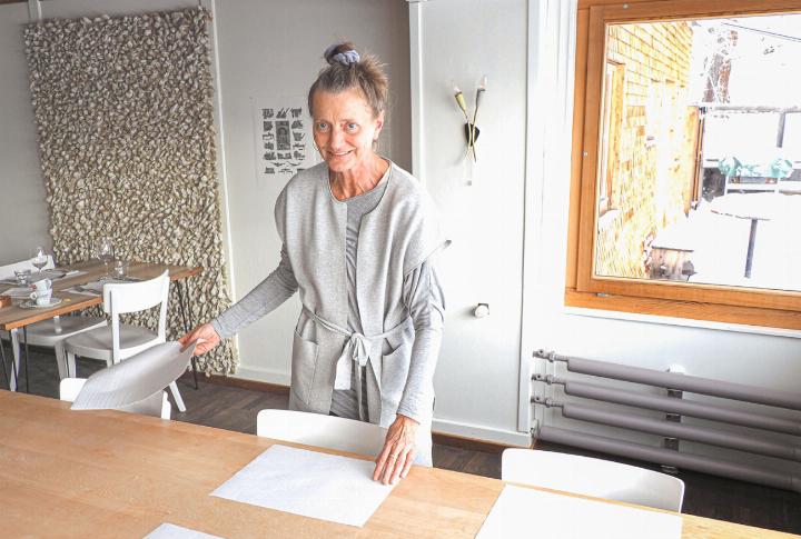 Die Chefin packt mit an – Esther Maag beim Decken der Tische fürs Nachtessen. Bilder Andreas Hirsbrunner