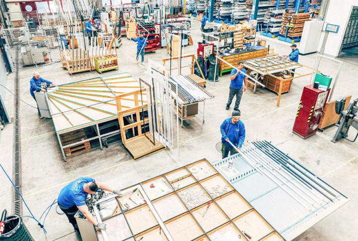 Blick in die Produktionshalle in Buckten: Hier werden Rahmen und Netze nach Wunschmass angefertigt. Bild zvg