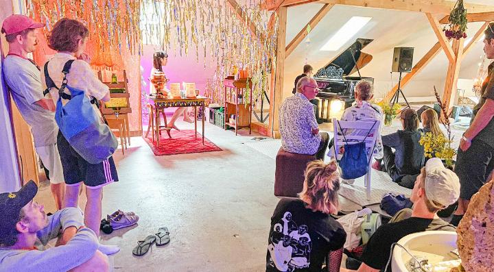 Der Dachstock des Impulszentrums wurde zu einer «Chillout-Location» umfunktioniert. Bilder Brigitte Keller