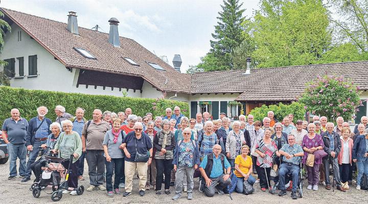 Fototermin beim Restaurant Le Petit Kohlberg im Elsass, wo die grosse Reisegruppe ein vorzügliches Mittagessen genoss.
Bild zvg