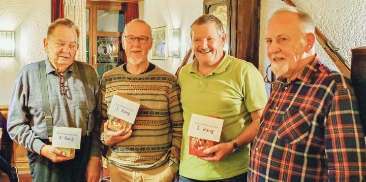 Die drei besten Boule-Spieler der Senioren Regio Liestal mit Boule-Obmann Peter Hug (rechts). Bild zvg