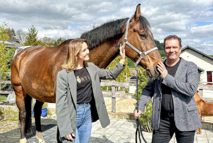 Marketing-Verantwortliche Patricia und Geschäftsführer Raymond Portmann mit Pferd Sokrates auf dem Gut Portini. Bilder Wendy Maltet