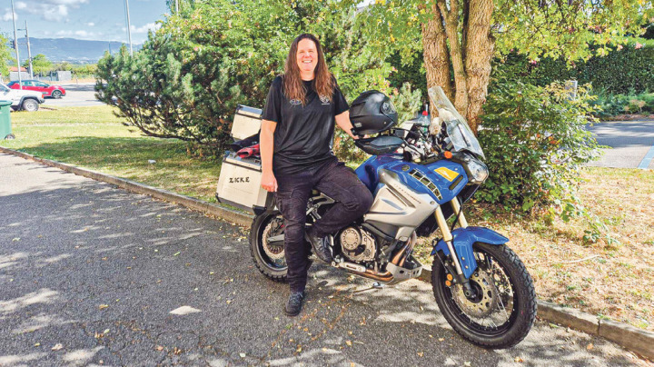 Seit zwei Jahrzehnten ist die Arboldswilerin Sandra Hilfiker (45) passionierte Töfffahrerin. Vor wenigen Jahren hat sie ihr Hobby zum Beruf gemacht und liess sich zuerst zur Auto- und anschliessend zur Töff-Fahrlehrerin ausbilden.Bild zvg