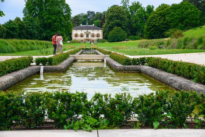 Die Villa Merian in der gleichnamigen Gartenanlage in Münchenstein – die Anlage erstreckt sich über 18 Hektaren und ist täglich geöffnet. Bild Christian Horisberger