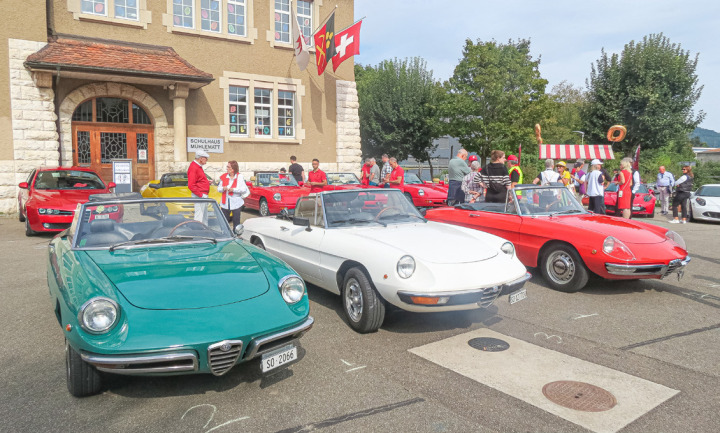 Drei Alfa Romeos in den Farben der italienischen Flagge bildeten am Samstagnachmittag den Mittelpunkt der Ausstellung. Bilder Sander van Riemsdijk