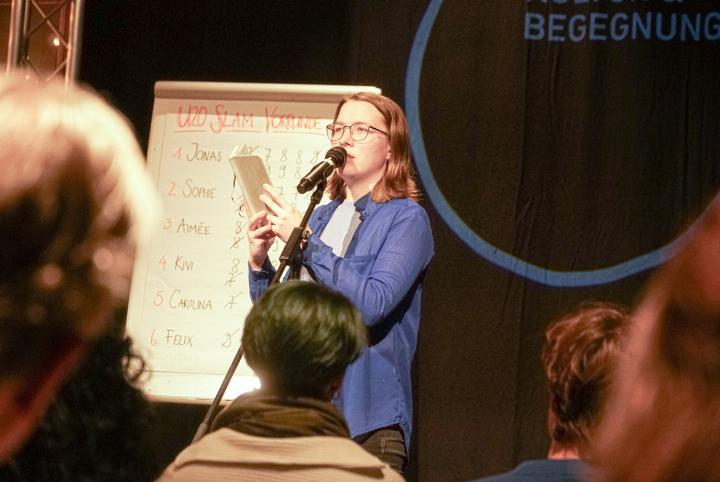 «Volksstimme»-Praktikantin Carolina Mazacek trägt im «Cheesmeyer» einen selbst verfassten Text vor. Bild zvg