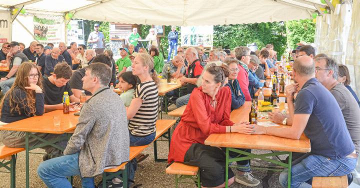 Trotz oder wegen des schönen Wetters war das Festzelt des Verschönerungsvereins gut besetzt. Bild Sander van Riemsdijk