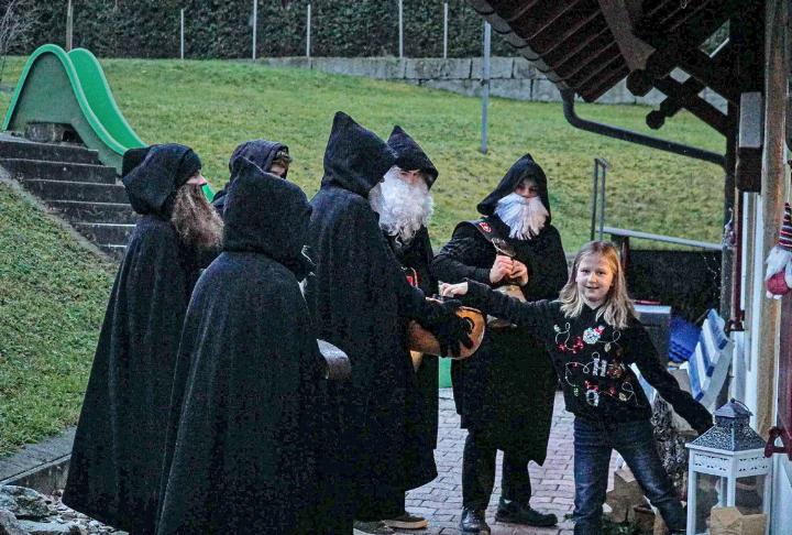Die «Nünichlingler» waren mit ihren Glocken von weit her zu hören.
Bilder cam.