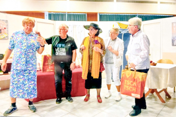 Szene aus dem Stück «Fertig luschtig» aus der Spielsaison 2023. Bilder zvg Szene aus dem Stück «Fertig luschtig» aus der Spielsaison 2023. Bilder zvg