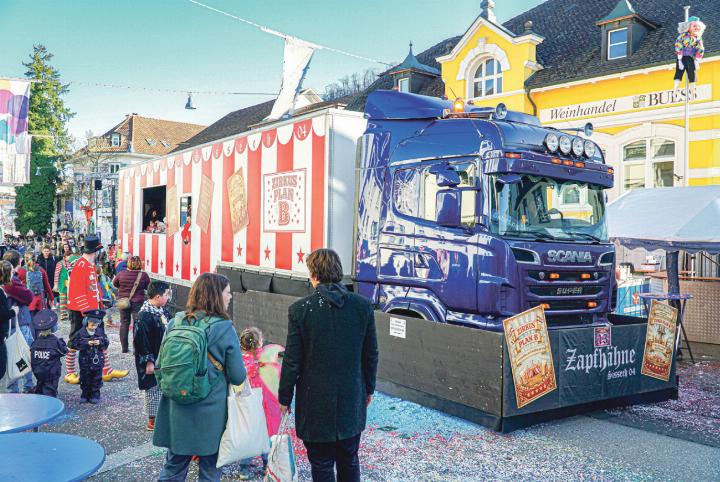 Der «Fasnachts-Truck» an der Sissacher Kinderfasnacht. Bild Bölcheeseli