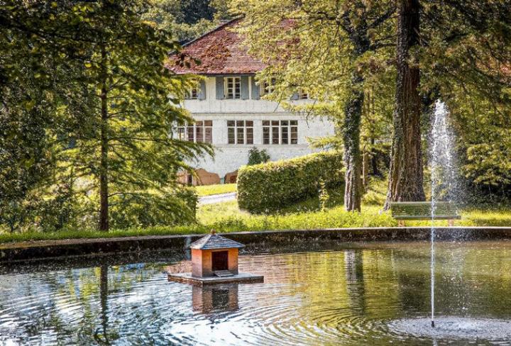 Das Hofgut mit dem schönen Weiher bietet eine ideale Location für das Festival.
Bild zvg / Peter Gretener