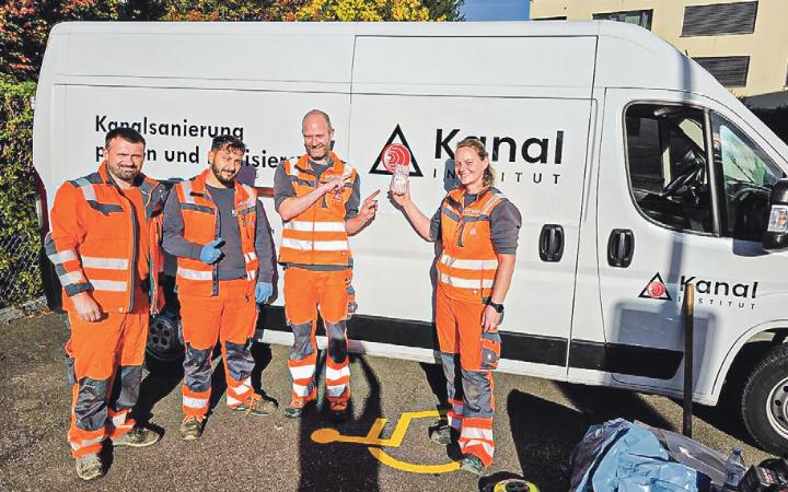 Das Team wurde am Gelterkinder Markt mit Magenbrot überrascht. Bild zvg